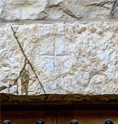 Symbole de croix simple gravée dans la pierre vers 1800